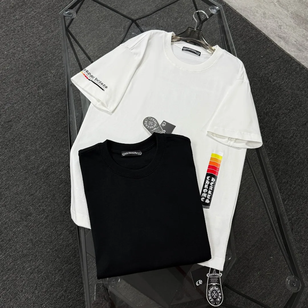 P180 Chrome Hearts Chrome Hearts 25 high-end versions. The fabric is made of 300 grams of high-density pure cotton. It does not deform or shrink. It has three labels. It is the same style for men and women. Technology: suede foaming + digital printing. Color: white, black. SIZE: S-XL.